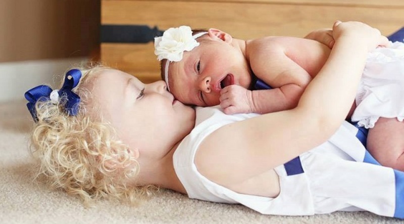 صور تلامس القلب لأطفال مع أخواتهم الأصغر منهم.. لا تجعلوا مشاهدة هذه اللقطات تفوتكم